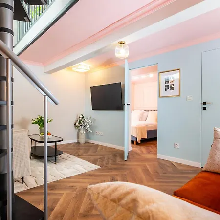 Copernicus House Pool And Apartman